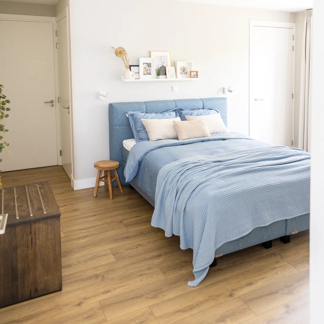 Lichtblauwe boxspring in de slaapkamer van Huysje 2